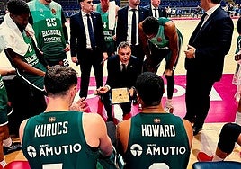 Galbiati da instrucciones a sus jugadores en Belgrado.