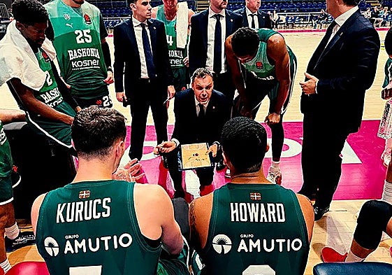 Galbiati da instrucciones a sus jugadores en Belgrado.