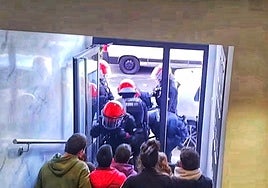 El desalojo ha comenzado cerca de las 11 de la mañana.