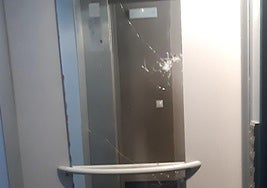 Imagen del cristal del ascensor roto.