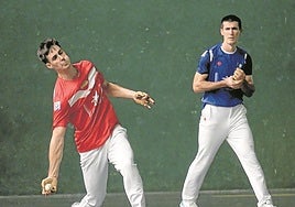 Martxel Iztueta golpea una pelota con la derecha en un partido contra Rezusta.