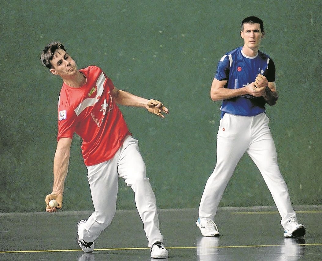 Martxel Iztueta golpea una pelota con la derecha en un partido contra Rezusta.