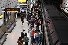 El Gobierno vasco deja en minoría a Etxanobe e impide prorrogar el descuento en el transporte