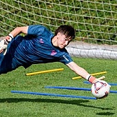 En Primera RFEF alucinan con el portero del Bilbao Athletic, Mikel Santos: «Un cachorro que se está convirtiendo en león»