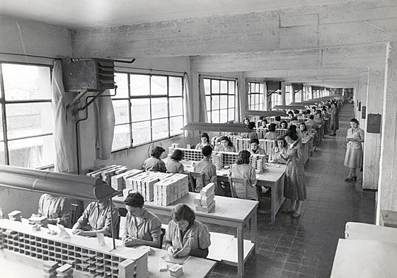 Fotograma de 'De chica en la máquina', documental acerca de la labor de las trabajadoras en Fournier.