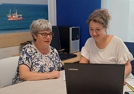 Una asesora explica a una vecina cómo ahorrar en su factura.