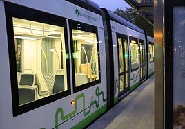 Varios encapuchados arrojan pintura contra un convoy del tranvía de Vitoria