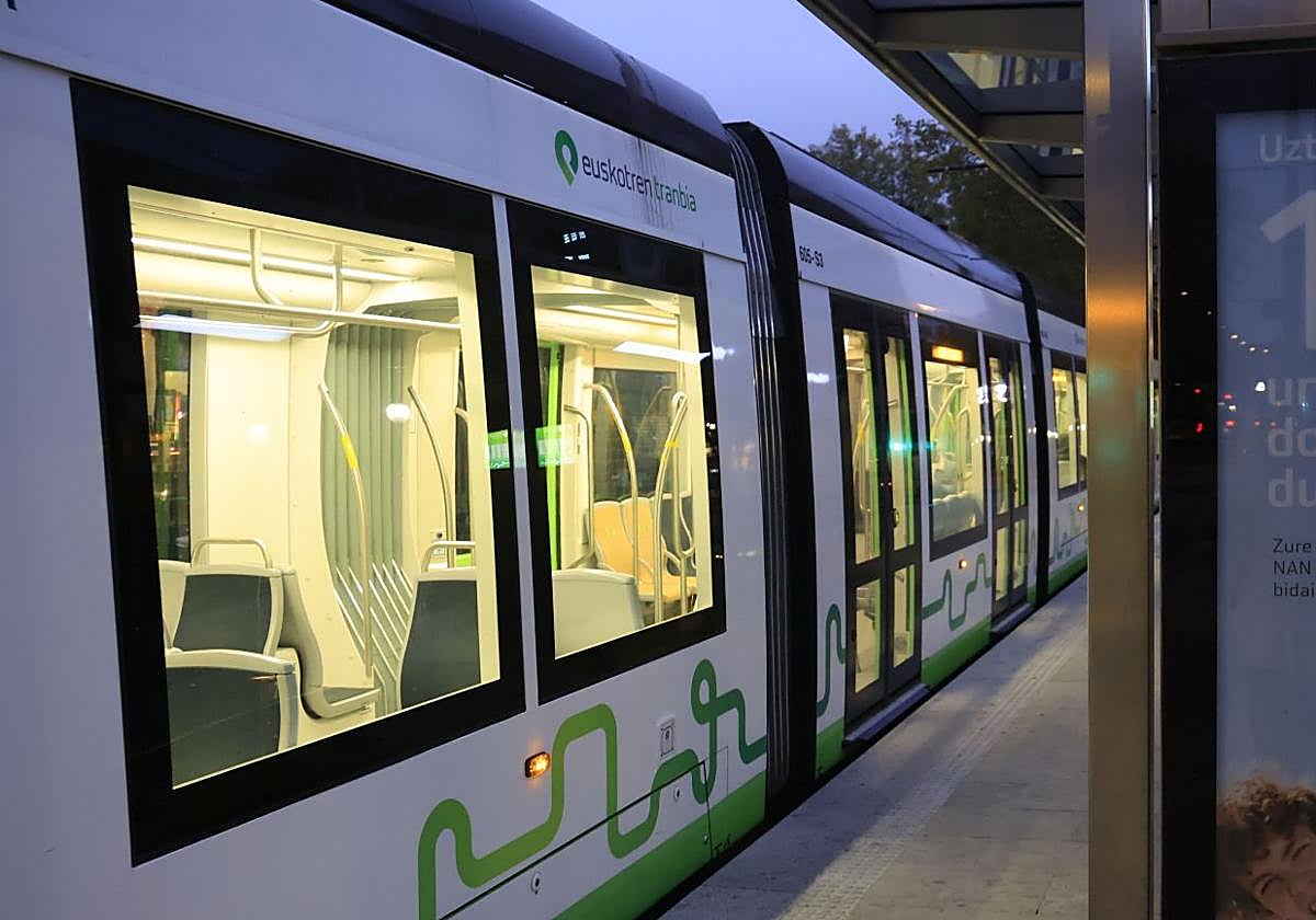 Varios encapuchados arrojan pintura contra un convoy del tranvía de Vitoria