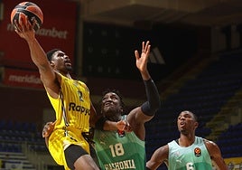 Khalifa Diop trata de frenar a Clark.