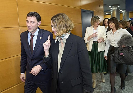 El consejero de Hacienda, Noël d'Anjou, y la diputada general de Bizkaia, Elixabete Etxanobe