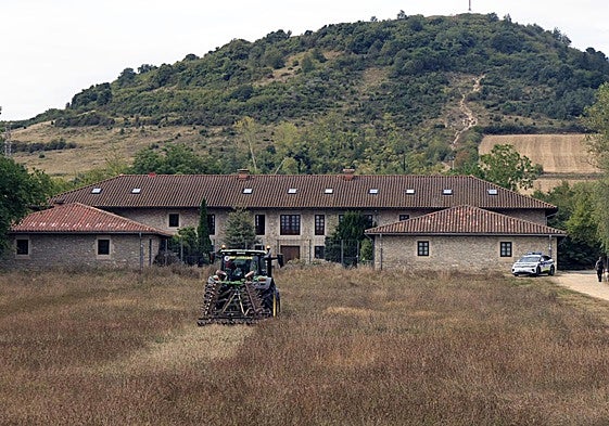 El tractor contratado para aplanar la hierba de Olárizu.