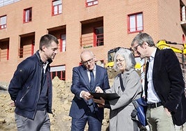 Ramiro González y Gorka Urtaran visita la residencia de Amurrio.