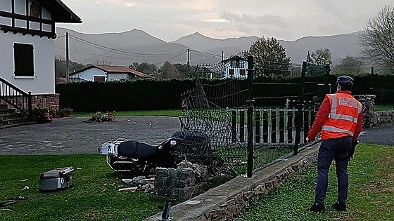 Muere un motorista en Navarra al chocar contra el cable de un poste eléctrico que había derribado el viento