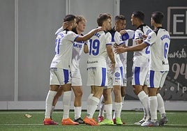 Los jugadores del Alavés celebran uno de los goles contra el Getxo.
