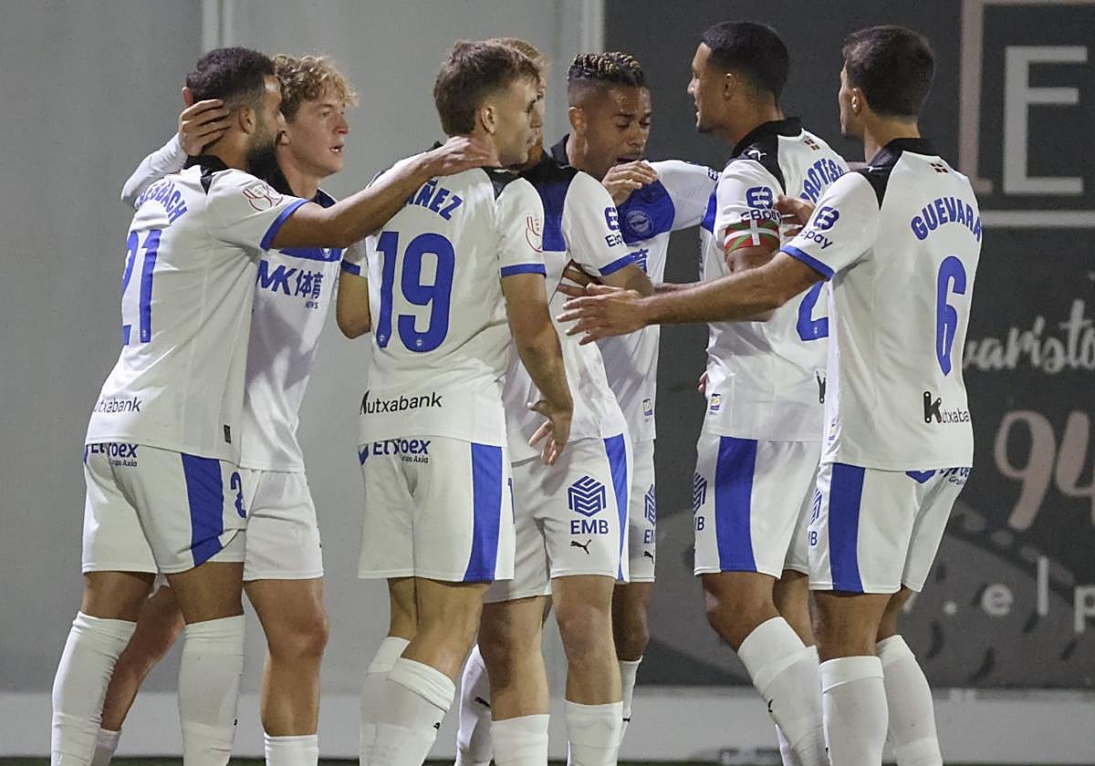 Los jugadores del Alavés celebran uno de los goles contra el Getxo.