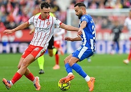 Abde, que salió en la segunda parte, intenta encarar en el partido contra el Girona.