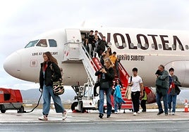 Pasajeros del avión Barcelona-Vitoria, a su llegada a Foronda.