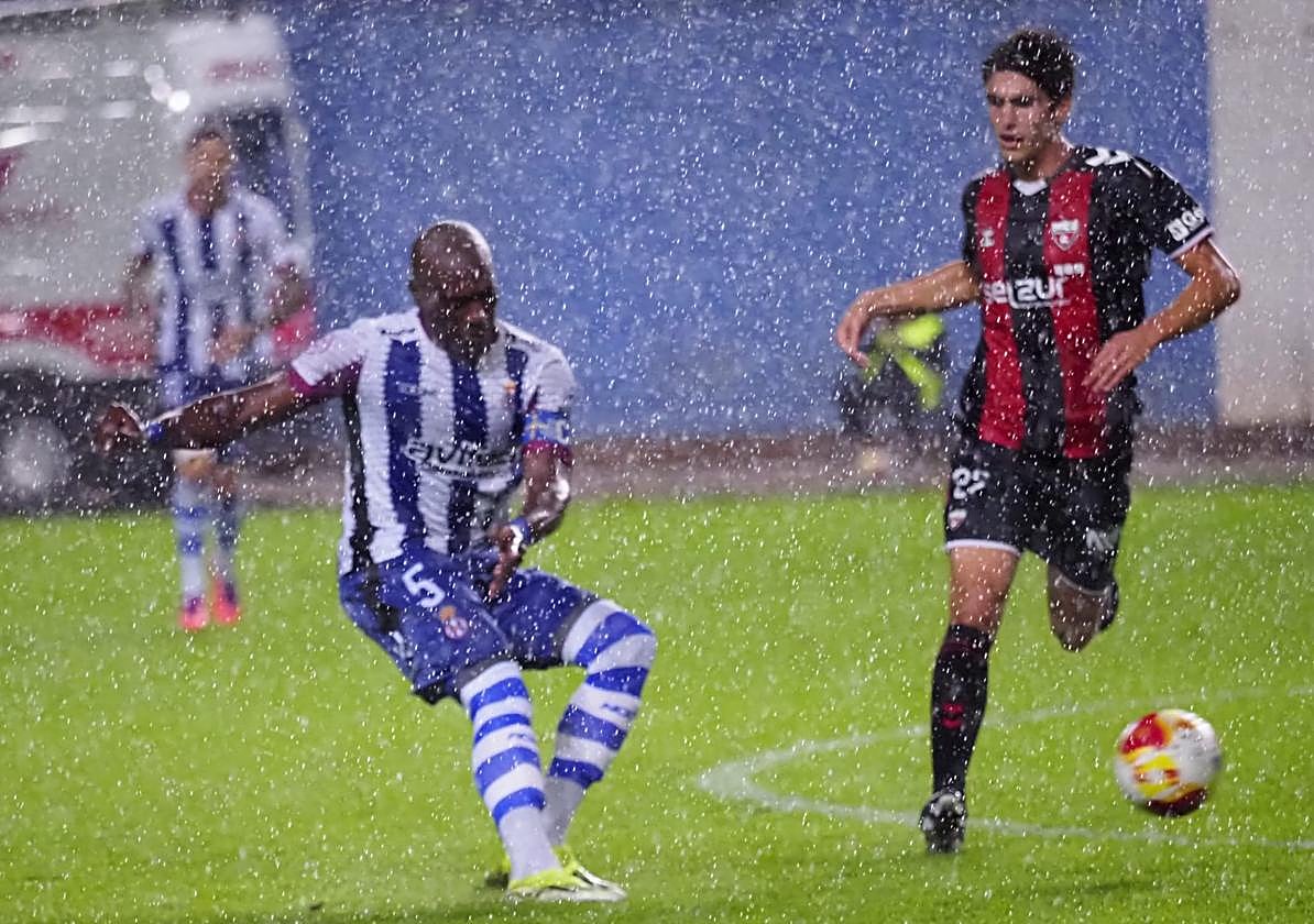 La lluvia fue protagonista durante buena parte del encuentro.