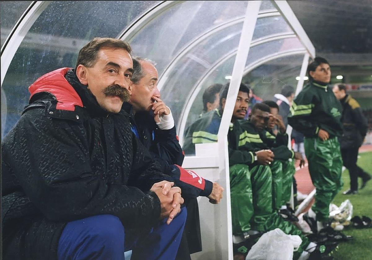 Xabier Azkargorta, en el banquillo de Anoeta, durante el partido Euskadi-Bolivia, en 1993
