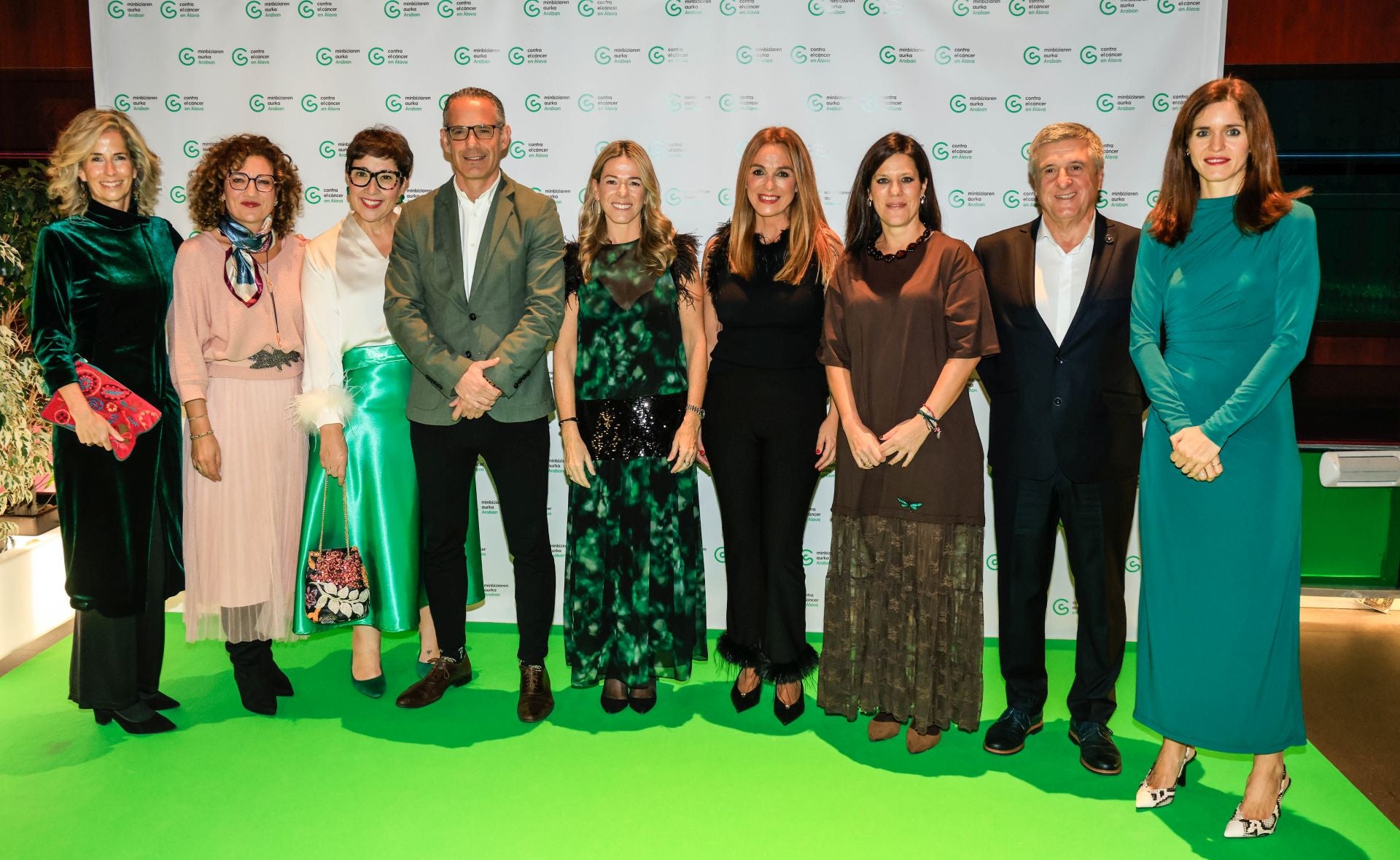 La junta directiva de Contra el Cáncer Álava: Zuriñe Ortiz de Latierro, Marian García Fidalgo, Marta Fernández, Gorka Orive, Miren Bilbao, Mónica Moreno, Patricia García, Pablo Larrabide y Blanca Palacios.