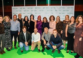 Enrique Bárez, José Guinea, Laura Tomás, Arantza Tomás y María Hidalgo, de OSI Araba, posaron con compañeros y compañeras de la organización sanitaria.