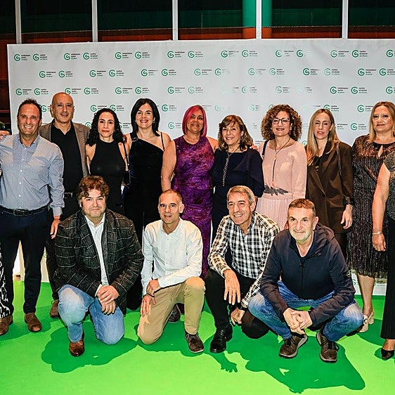 Enrique Bárez, José Guinea, Laura Tomás, Arantza Tomás y María Hidalgo, de OSI Araba, posaron con compañeros y compañeras de la organización sanitaria.