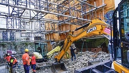 Los bomberos creen que el desplome se debe a una zanja cavada en la parcela contigua.