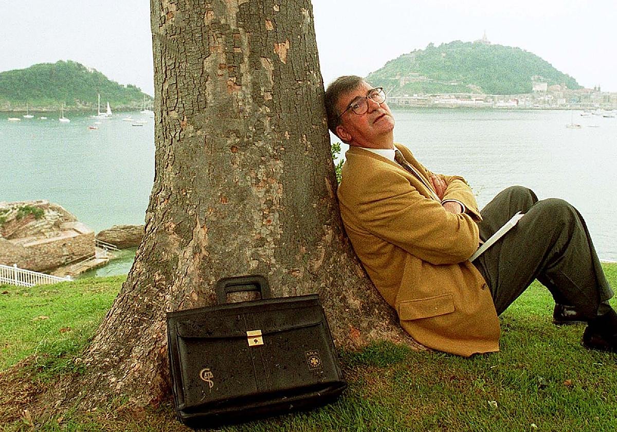 Ernest Lluch posa frente a la bahía de La Concha en San Sebastián, una ciudad a la que estaba muy unido, en una imagen de 1998.