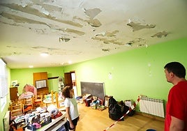 Las goteras han dañado el interior del inmueble de la asociación vecinal.