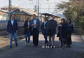 Los responsables del PP nacional recorrían las instalaciones ferroviarias de la ciudad.
