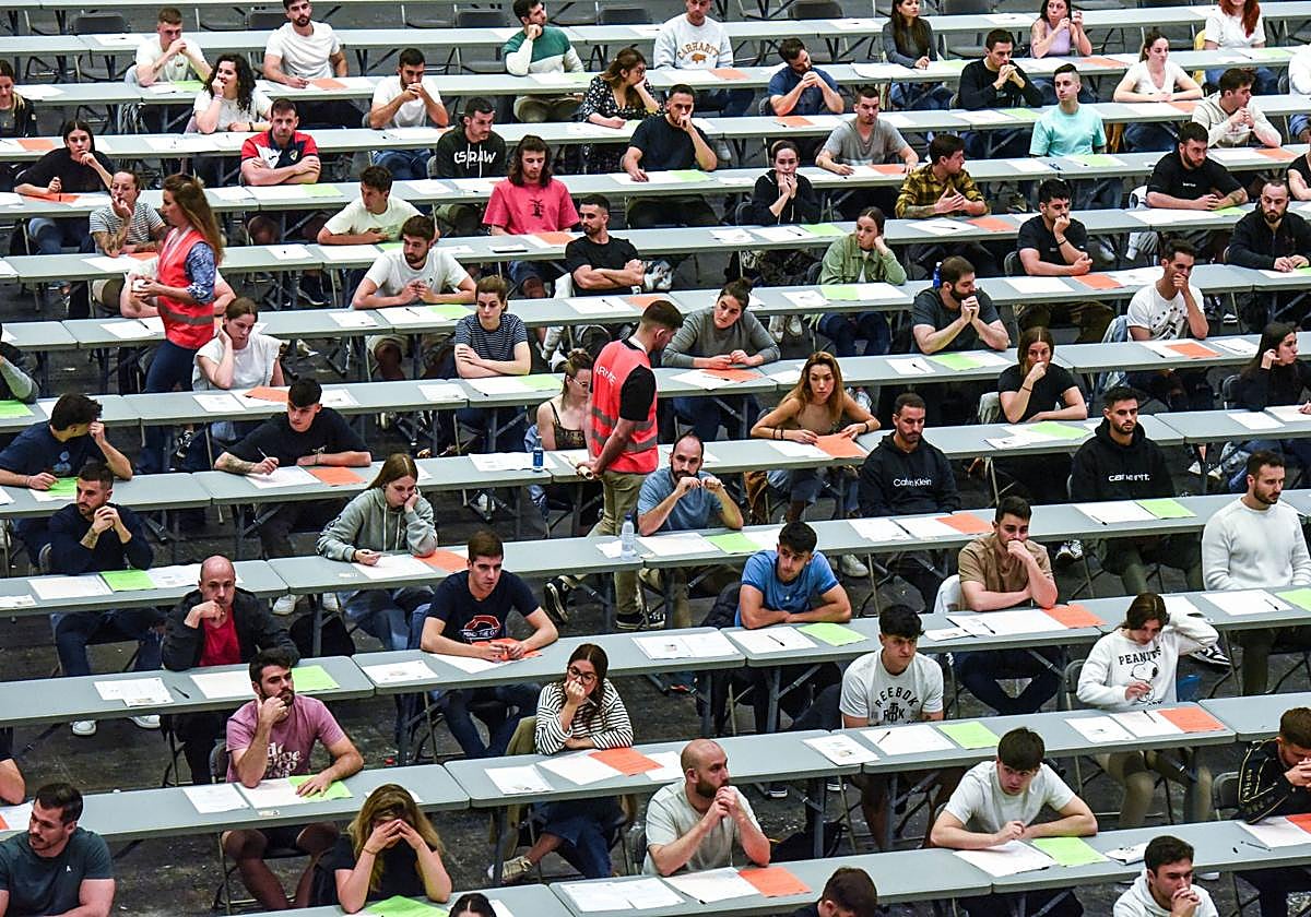 Opositores a la Ertzaintza y la Policía Municipal realizan el examen escrito en el BEC.