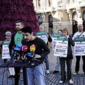Portavoces de Palestinarekin Elkartasuna y de las gradas de animación, durante la rueda de prensa.