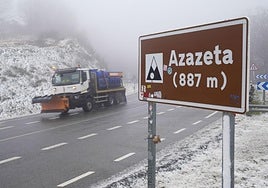 Un camión quitanieves pasa por el puerto de Azáceta, con una fina capa de nieve en los márgenes.