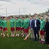 El lehendakari Imanol Pradales ha visitado a la Euskal Selekzioa en Lezama.