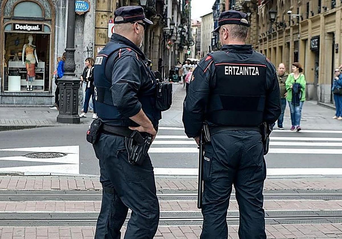 Tres detenidos por poner un cuchillo en la garganta y robar a un menor en Santutxu