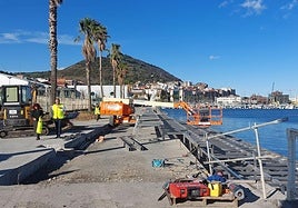 Los operarios instalan durante estos días las gradas voladas sobre el agua, mientras continúa la reforma del paseo.