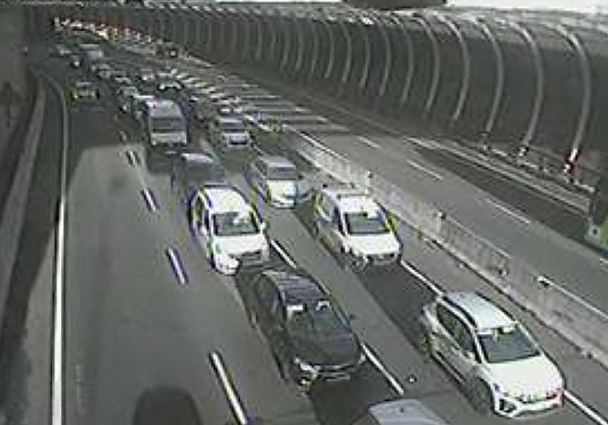 La caída de un semáforo en los túneles de San Mamés provoca retenciones en la salida de Bilbao