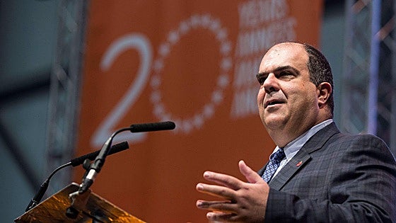 Quién es el multimillonario que ha donado 730.000 latas de conserva para las familias vulnerables