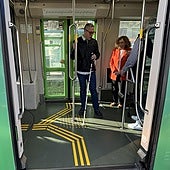 Juan Carlos Márquez, de la ONCE, junto a Susana García Chueca, consejera de Movilidad Sostenible del Gobierno vasco.