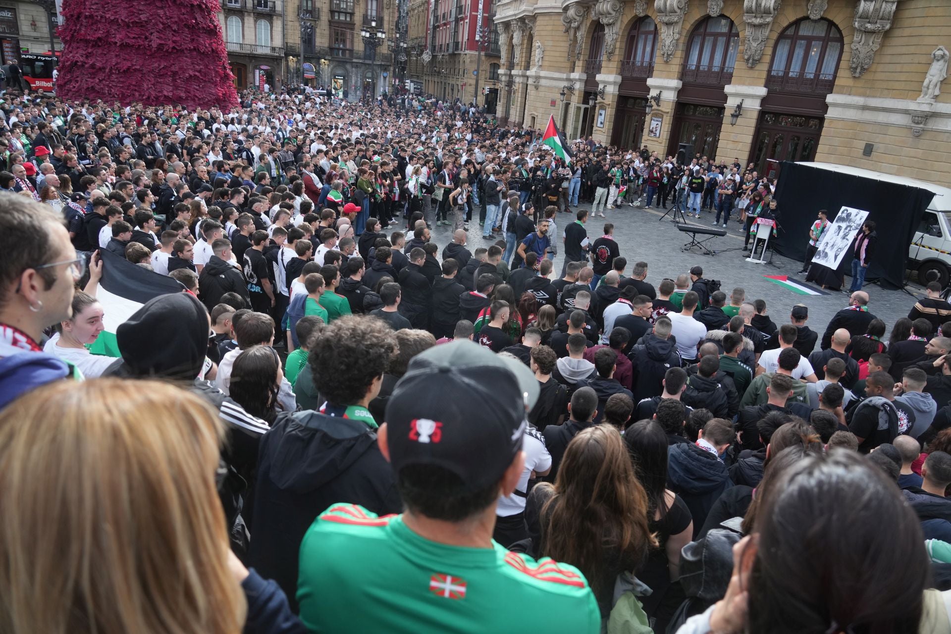 Las mejores imágenes de la fiesta por Palestina en Bilbao previas a los incidentes