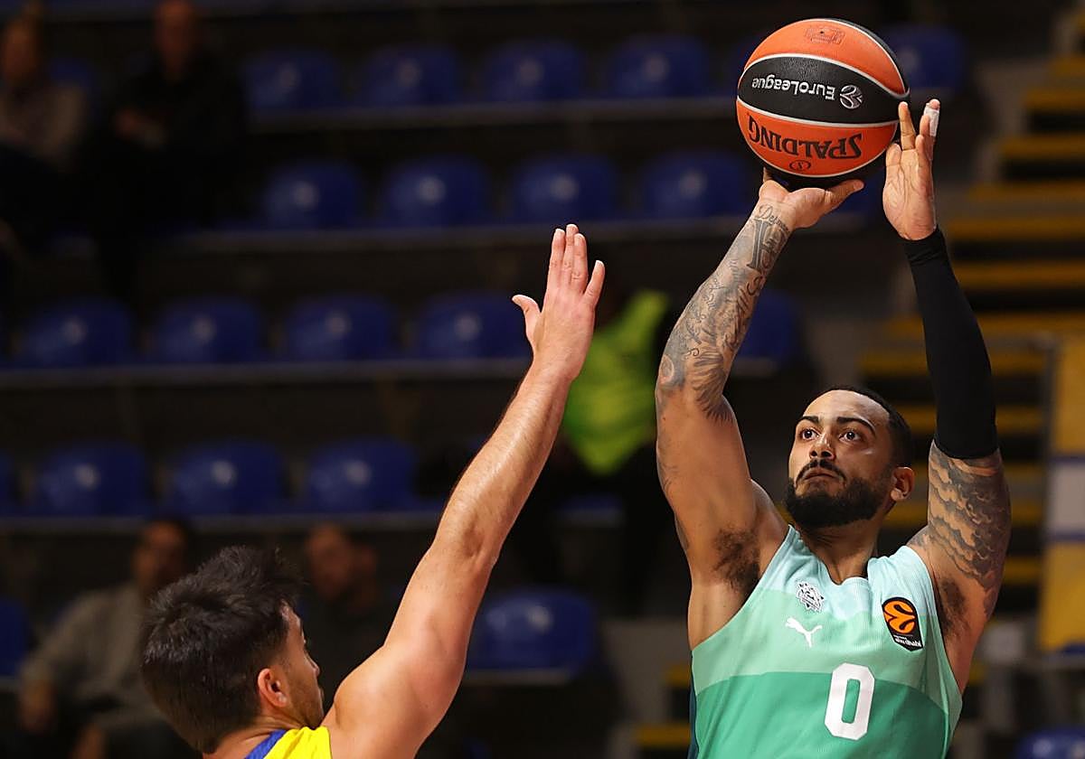 Howard ejecuta un tiro triple durante el choque ante el Maccabi.