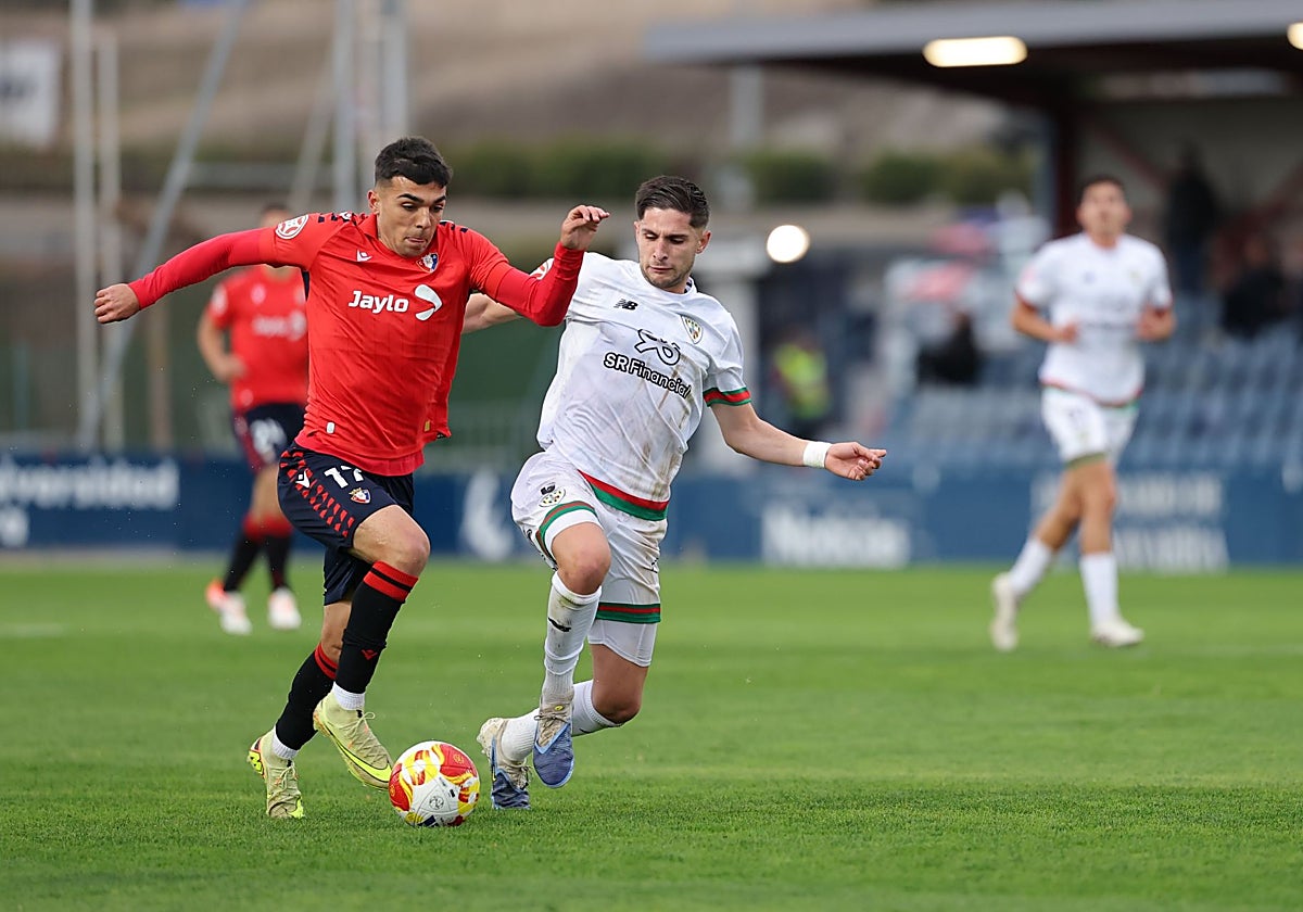 Unai Naveira trata de arrebatar el balón a Roberto Arroyo, primer goleador de Osasuna Promesas.