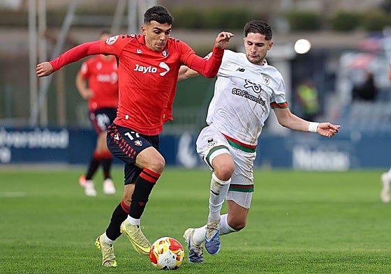 Unai Naveira trata de arrebatar el balón a Roberto Arroyo, primer goleador de Osasuna Promesas.