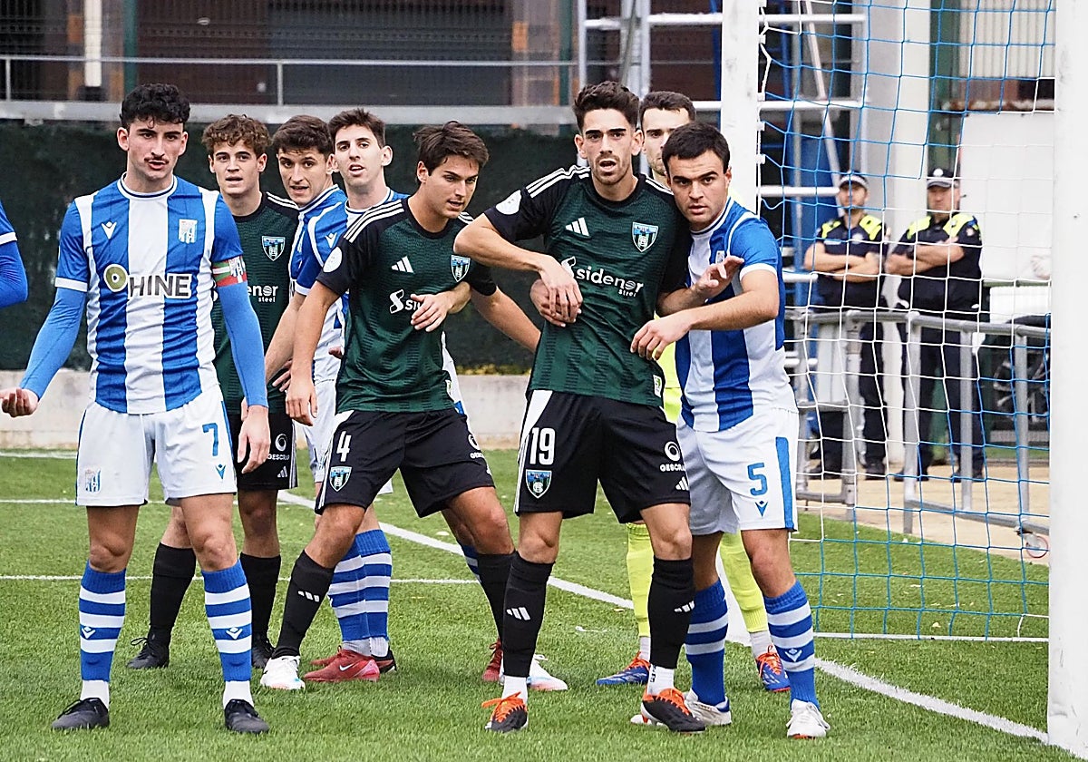 Los jugadores del Sestao River y el Beasain pugnan en un córner.