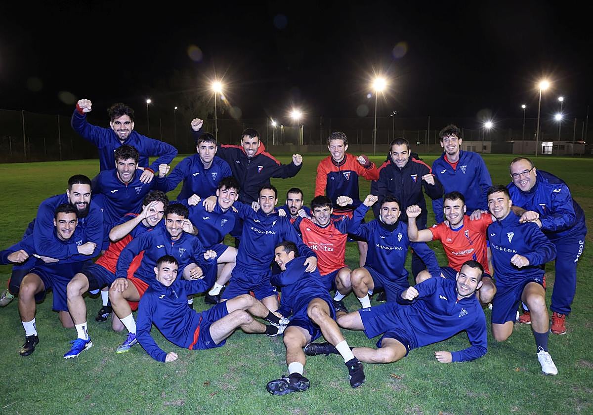 La plantilla del Aurrera, antes de un entrenamiento de esta semana.
