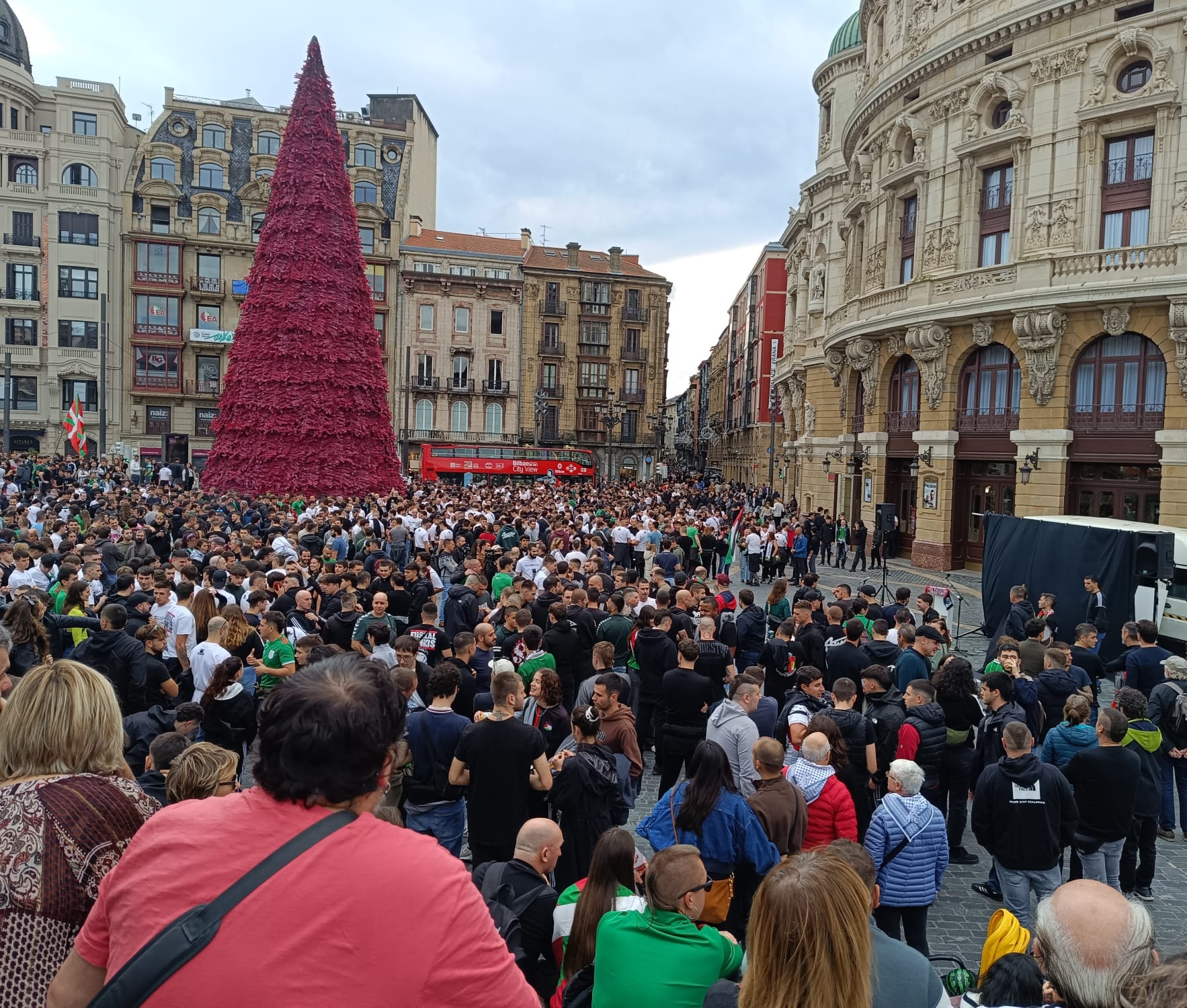 Las mejores imágenes de la fiesta por Palestina en Bilbao previas a los incidentes