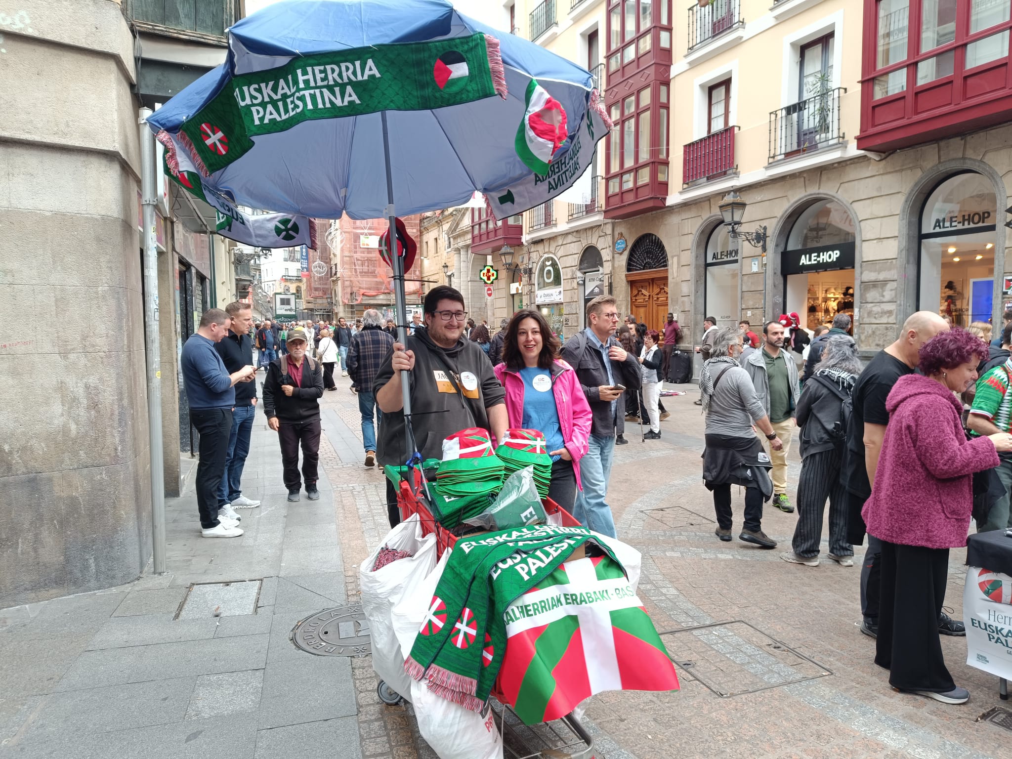 Las mejores imágenes de la fiesta por Palestina en Bilbao previas a los incidentes