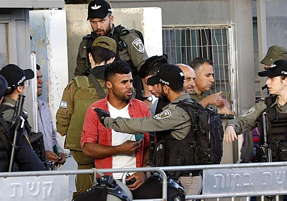 Zisjordaniako kolonia juduak babesteko Israelek errepide bereziak, kontrolgune gehiago eta presentzia militar handiagoa ezartzen du.