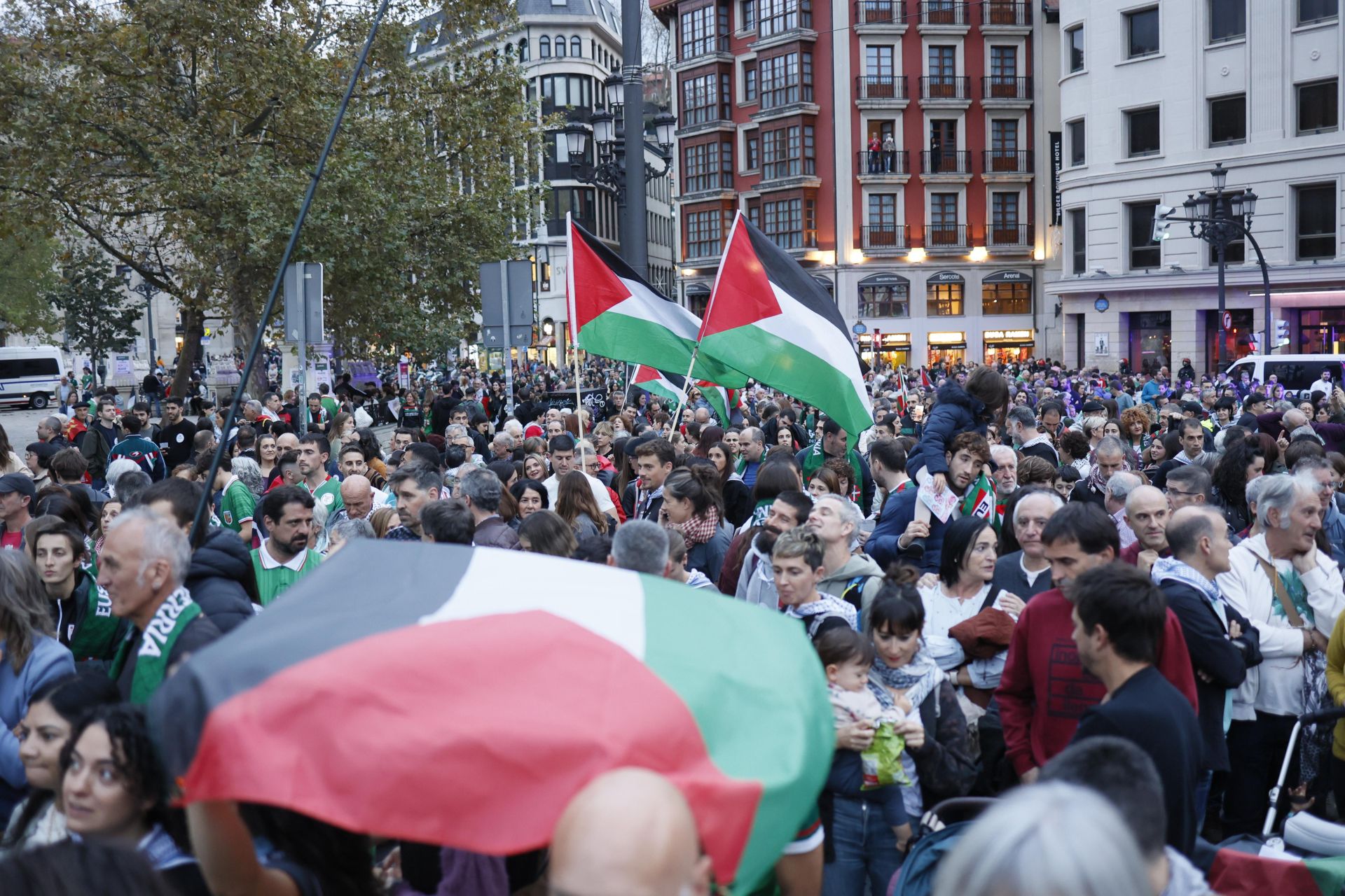 Las mejores imágenes de la fiesta por Palestina en Bilbao previas a los incidentes