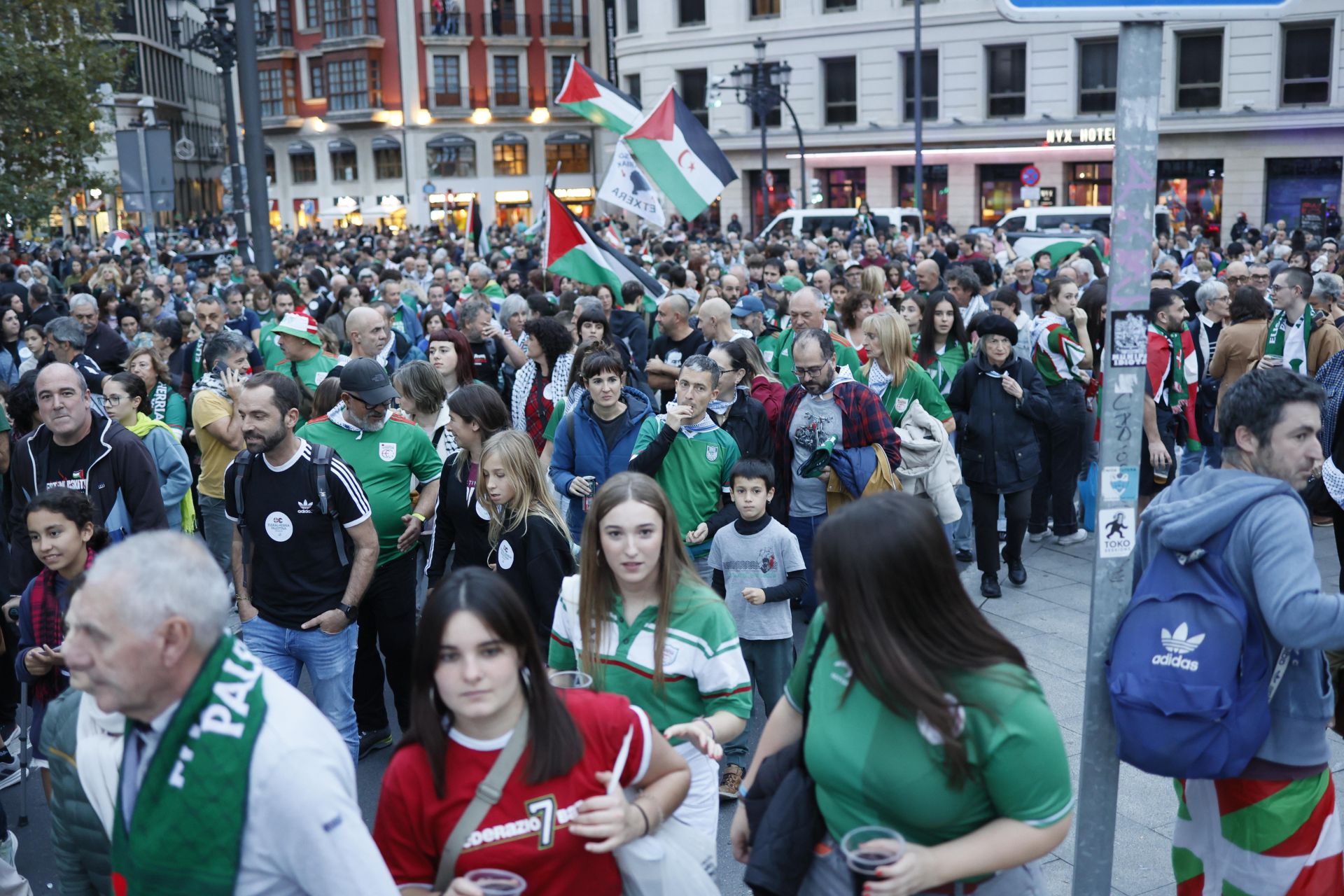 Las mejores imágenes de la fiesta por Palestina en Bilbao previas a los incidentes